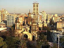 Vue aérienne de la cathédrale. Au cours de la seconde moitié du XXe siècle, on a malheureusement construit aux alentours de médiocres bâtiments modernes.