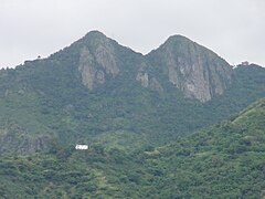 Cerro Las Tetas, Salinas, Puerto Rico, visto desde el área de descanso de la PR-52 en dirección norte en el km 49.