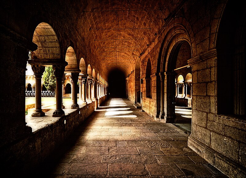 File:Claustro del Monasterio de Sant Cugat.jpg