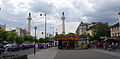 Vue sur les colonnes de la barrière du Trône et sur l'avenue du Trône, depuis le cours de Vincennes.