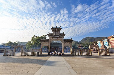 Paifang d'ingresso al Tempio di Longmu nella Contea di Deqing (Guangdong).