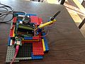 2 servomotoren en wat Lego maken een eenvoudige robotarm.Het bordje is Dwengo.