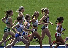 Das Feld der 1500-Meter-Läuferinnen im ersten Vorlauf