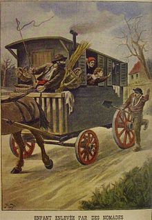Affiche montrant un couple emmenant une fillette à bord d'une roulotte, poursuivis par un homme tenant une bèche.