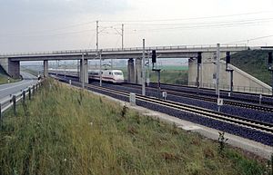 Ein ICE 1 passiert den Betriebsbahnhof ohne Halt (ca. 1991)