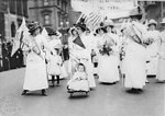 הפגנת נשים למען זכות הצבעה לנשים, ניו יורק, 6 במאי 1912. במהלך העת החדשה, החלו צוברות תאוצה מגמות של יצירת שוויון בין המינים בפוליטיקה ובכלכלה, דבר אשר התבטא בפמיניזם