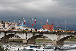 Brücke über den Cheshmeh Kileh am Fischmarkt von Tonekabon