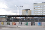 Glasmosaikbilder av Fredrik Landergren utanför tunnelbanestationen.