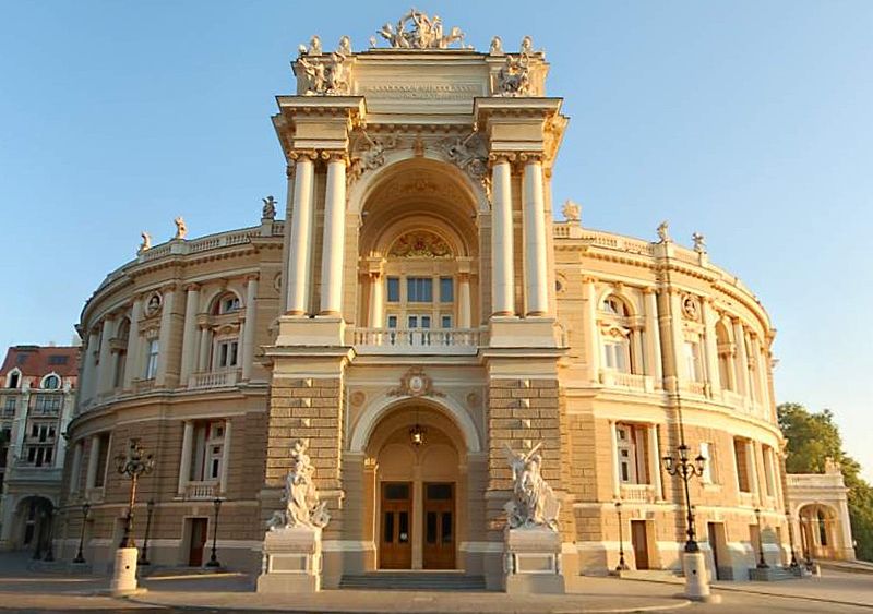 Файл:Front view of Odessa opera theater.jpg
