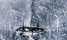 Un navire à trois-mâts se détachant d'un fond de banquise.