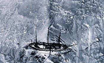 Die im Eis eingeschlossene „Gauß“ am 29. März 1902, dieses aus einem Ballon aufgenommene Foto ist eine der ersten Luftaufnahmen in der Antarktis