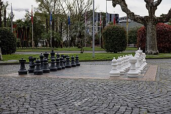 Gioco di scacchi di strada con pezzi di grandi dimensioni a Locarno in Piazza Filippo Franzoni.