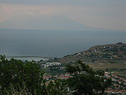 Kaleköy (sağ tepede), Yenibademli (ağaçların arasından görünen aşağı kısım) ve Semadirek (ufukta görünen ada)