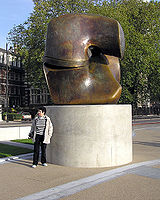 Locking Piece (1963) - brons -, in Millbank vlak bij Tate Britain