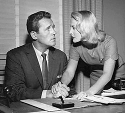 Howard Duff ja Eileen Ryan Hämärän rajamailla -televisio­sarjan jaksossa vuonna 1960.