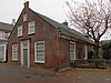 Lage woning met topgevel en ingang met omlijsting