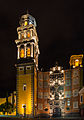 Vista nocturna del campanario.