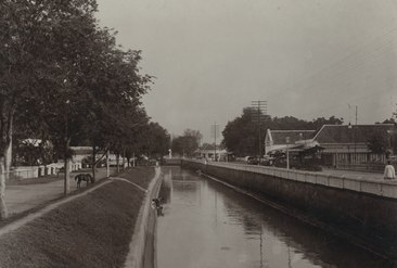 De Molenvliet te Batavia, gezien richting het zuiden met rechts Hotel des Indes en Oger Frères. (circa 1910)