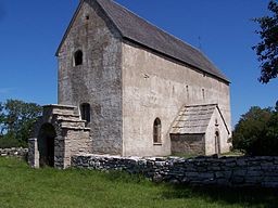 Källa ödekyrka från sydväst med den gamla kyrkogårdsmuren framför