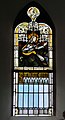 Jugendstil-Kirchenfenster mit dem Patron St. Gangolf, in dessen Brust ein Messer steckt