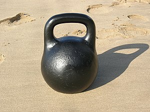 Ein Foto einer Kugelhantel (Kettlebell) im San...