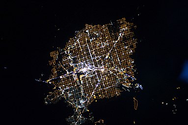 Las Vegas vue de l'ISS en novembre 2010 : au centre de l'agglomération, le Strip dessine une diagonale très lumineuse.