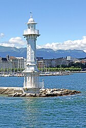 Phare des Pâquis mit Jura-Hauptkamm im Hintergrund