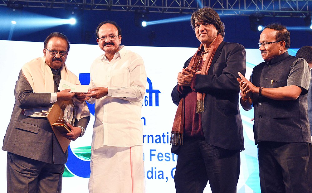 М. Венкайя Найду вручает столетнюю награду легендарному певцу Шри С.П. Баласубрахманьяму на церемонии открытия 47-го Международного кинофестиваля Индии (IFFI-2016) в Панаджи, Гоа.
