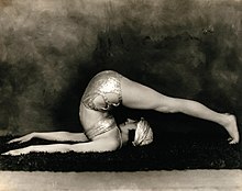 Маргарита Аньель позирует с выгнутой спиной и вытянутыми ногами Wellcome V0048584.jpg