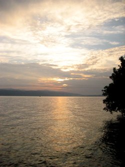 západ slunce nad jezerem