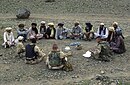 חיילים אמריקאים בפגישה עם ראשי כפרים באפגניסטן, 2002.