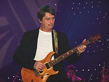 Mike Oldfield ludante dum la Night of the Proms en 2006.