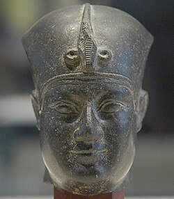 Статуя Нектанеба I с короной хепреш