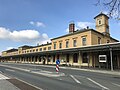 Empfangsgebäude des Oberen Bahnhofs mit den Bahnsteigüberdachungen der Bahnsteige 1, 2, 3, 4 und 5 und 6 und Wasserturm im Gleisbereich