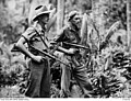 Soldats australiens armés de pistolets-mitrailleurs Owen en Nouvelle-Bretagne, 4 avril 1945.