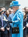 Nữ hoàng Elizabeth II và giỏ xách Launer London