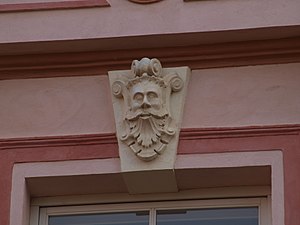 Maskaron iznad prozora u ulici Rüütli tänav (Tartu, Estonija)
