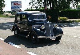 Седан Type ZR2 (1935) Всё ещё с подножками, но уже с новыми воздухозаборниками