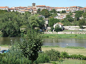 Vue générale de Retournac avec au centre&#160;: église romane Saint-Jean-Baptiste (XIIe siècle). À l'avant-plan&#160;: la Loire.