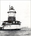 Der Leuchtturm im Jahr 1951 mit einem Stationsboot