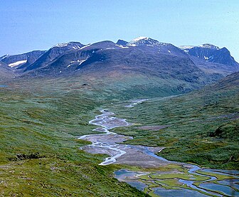 Skårkimassivet från norr. Övre Rapadalen i förgrunden