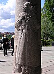 Carl Larsson som relief på en av arkadens kolonner av Christian Eriksson.