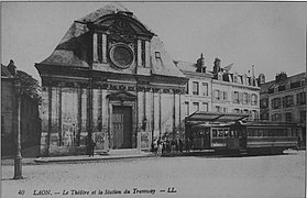 Desserte devant le théâtre.