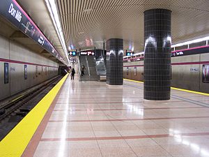 Wide platform at Don Mills TTC subway station