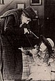 С Лиллиан Гиш (справа) в фильме «Величайший вопрос[англ.]» (1919)