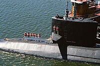 チャールストン海軍基地へ入港作業中のSS-582 ボーンフィッシュ