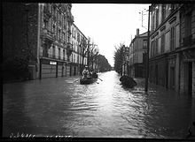 Photo d'une barque dans la rue Nationale à Vitry-sur-Seine durant la crue de la Seine de 1910