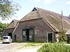 Boerderijcomplex. Complexonderdelen (4): T-Boerderij met aangebouwde Schuur, excl. recente schuur linkerzijde op het erf, Pomp, Wagenschuur, Twee rode beuken