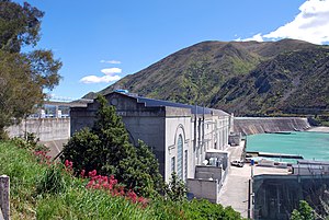 Waitaki Hydro Station mit dem Staudamm im Hintergrund