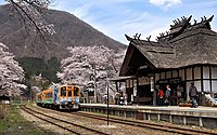 会津田島方面ホームと駅舎